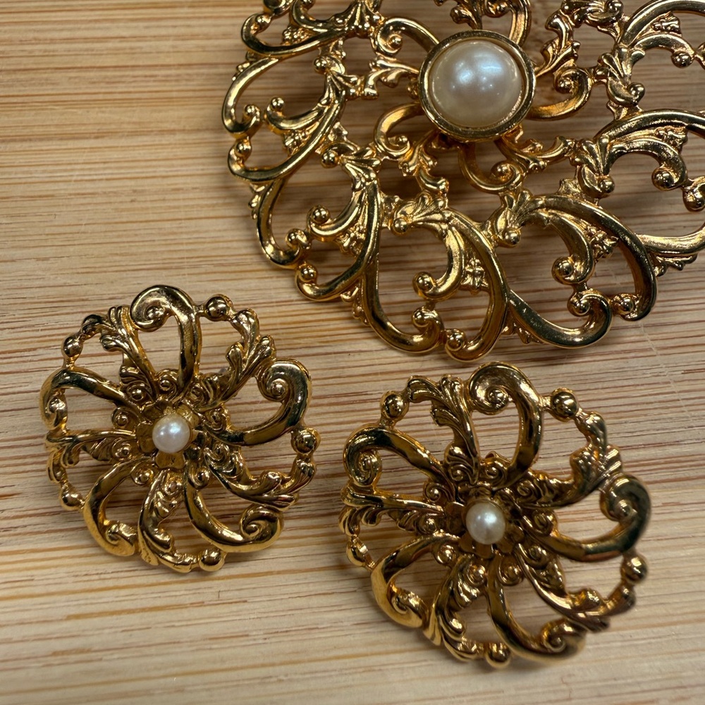 Vintage Avon Gold Tone Filigree Brooch Earrings Set Faux Pearl Coquette Old Mone